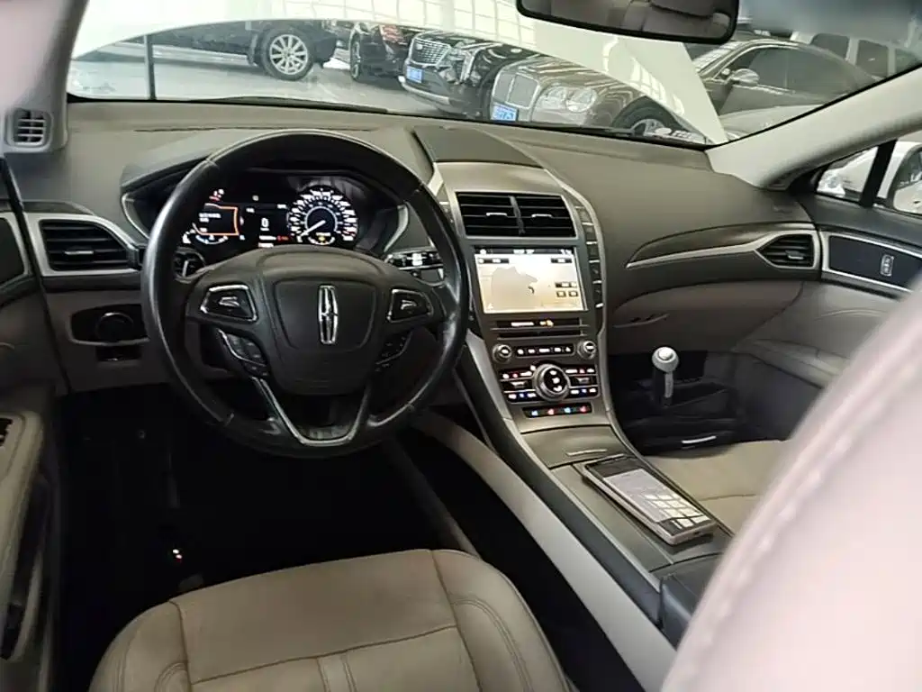 Фото 10 - Lincoln MKZ