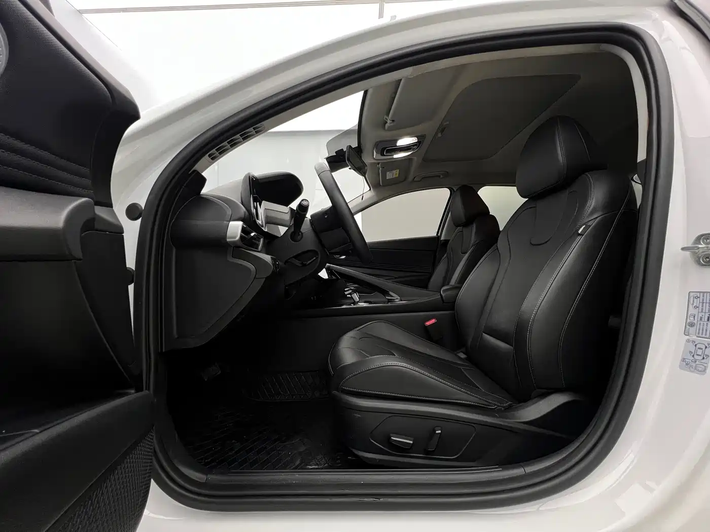 Hyundai Elantra 2021 1.5L CVT LUX Premium Edition фото 17