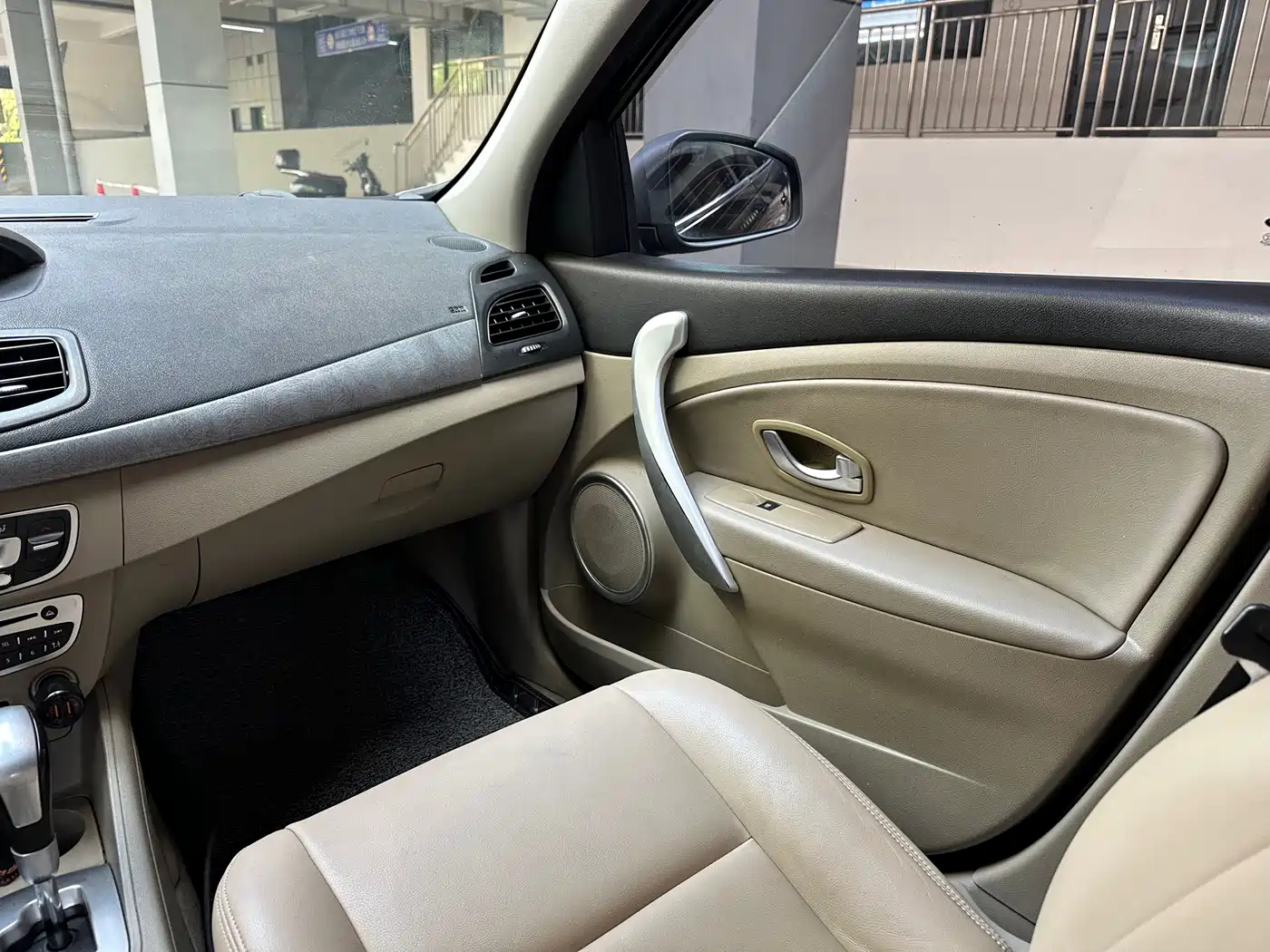 Renault Fluence 2012 2011 2.0L Luxury Navigation Edition
