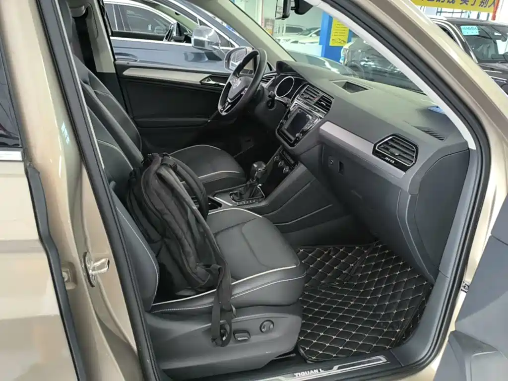 Photo 24 - Volkswagen Tiguan L