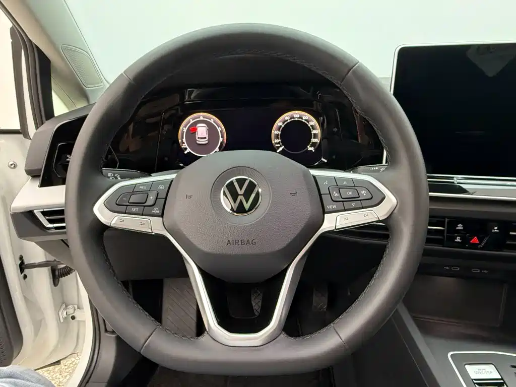Фото 11 - Volkswagen Golf
