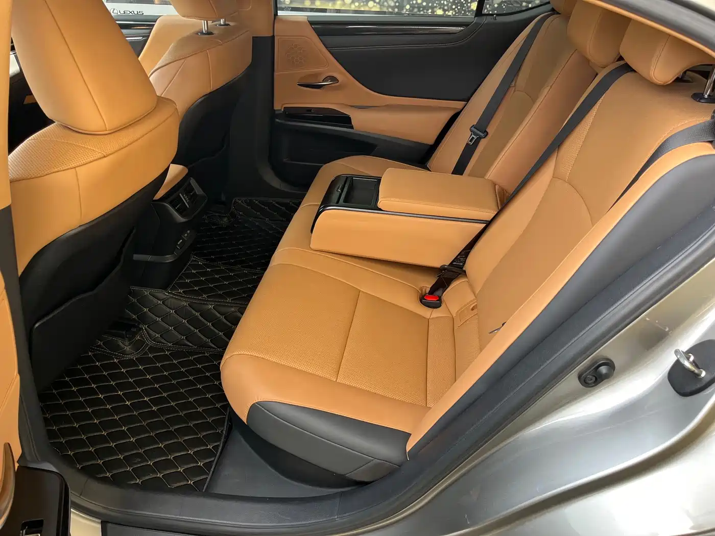 Фото 10 - Lexus ES