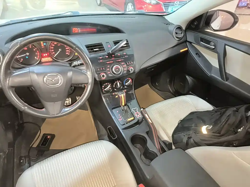 Mazda Mazda3 Axela 2015 2015 Model Sedan 1.6L Automatic Comfort