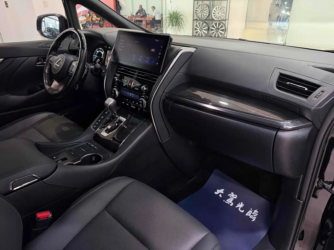 Lexus LM 2020 300h 4-Seat Imperial Edition фото 7