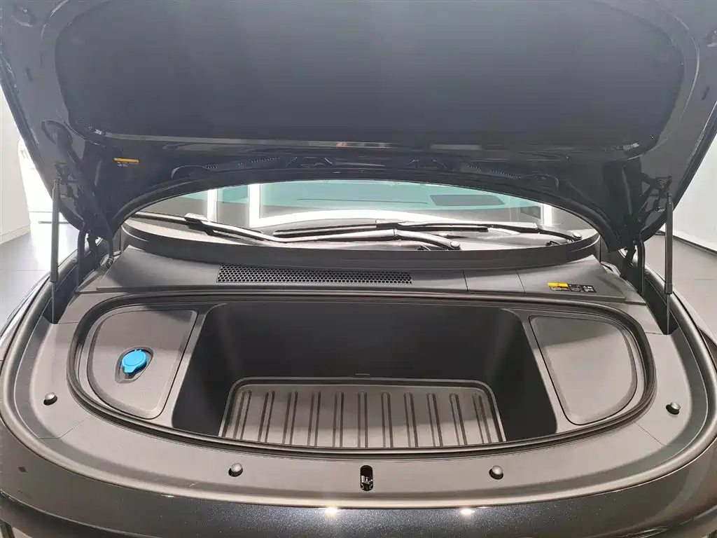 Li Auto i6 2026 2025 2WD Base Model
