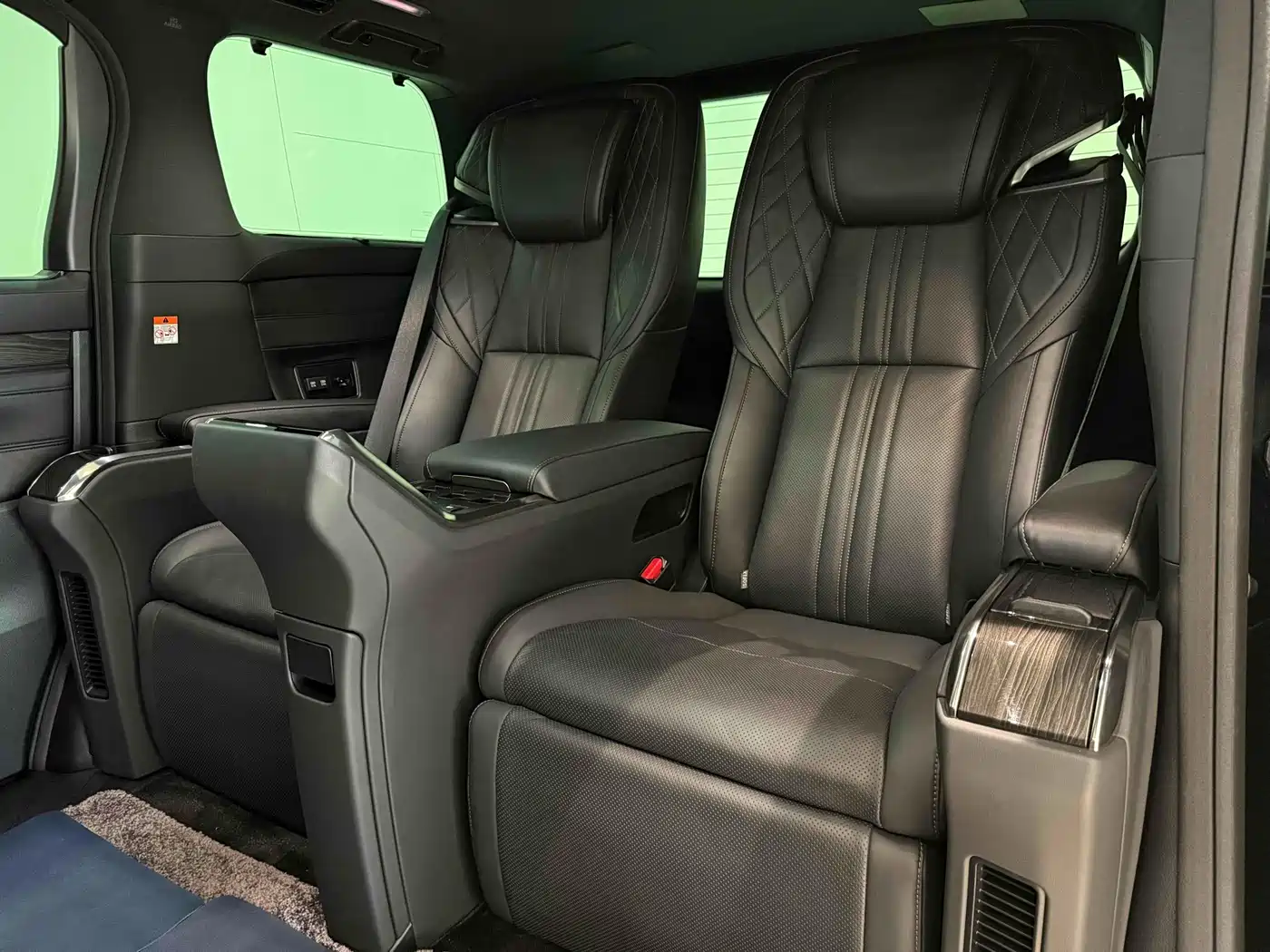 Lexus LM 2020 300h 4-Seat Imperial Edition фото 13
