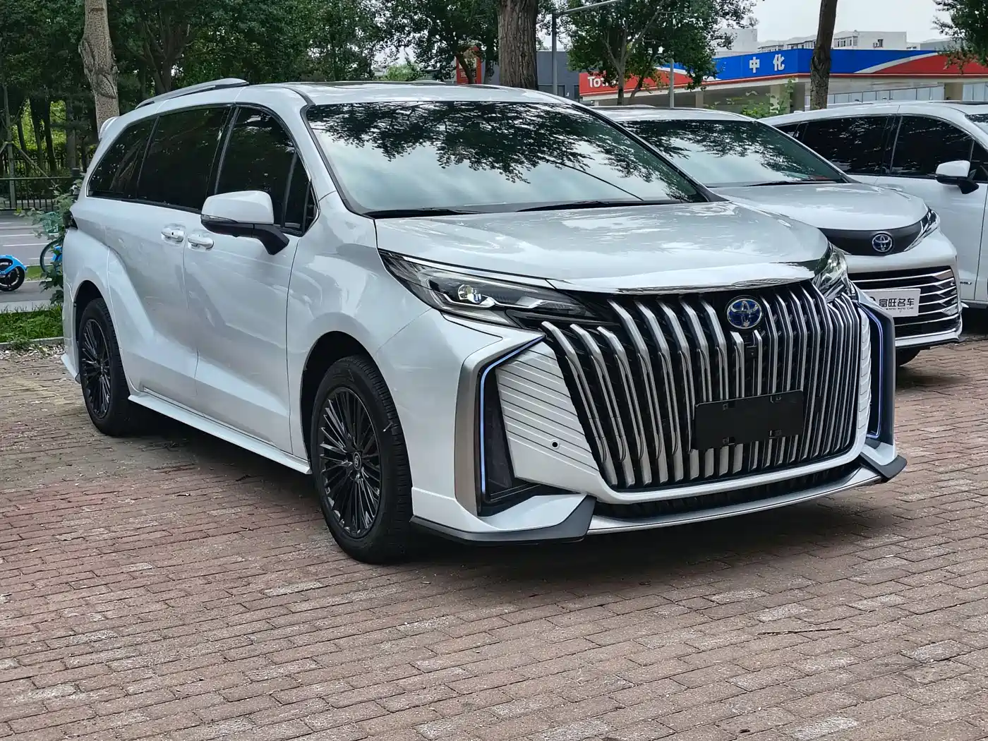 Toyota Sienna 2023 2.5L Hybrid Comfort Edition фото 3