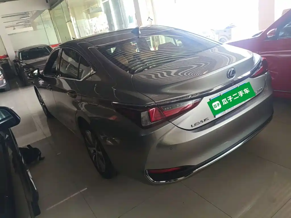 Фото 5 - Lexus ES