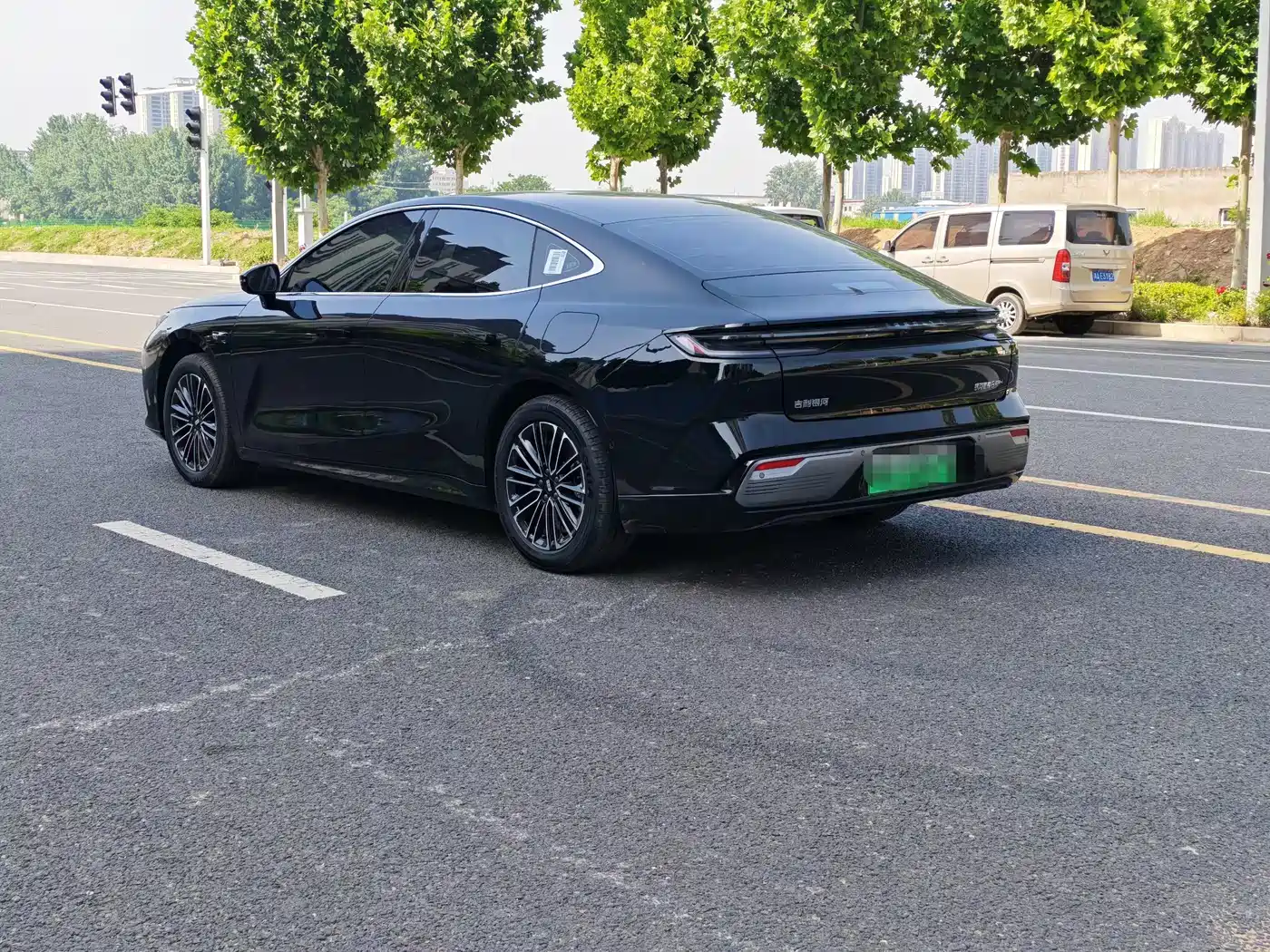 Geely Galaxy Galaxy Xingyao 8 2025 Model 130km EM-i Flagship Edition фото 9