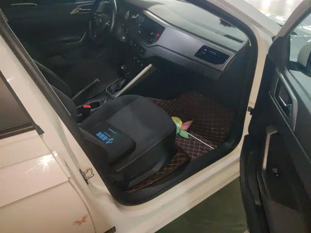Volkswagen Polo 2019 Plus 1.5L Automatic Panorama Enjoyment Edition фото 21