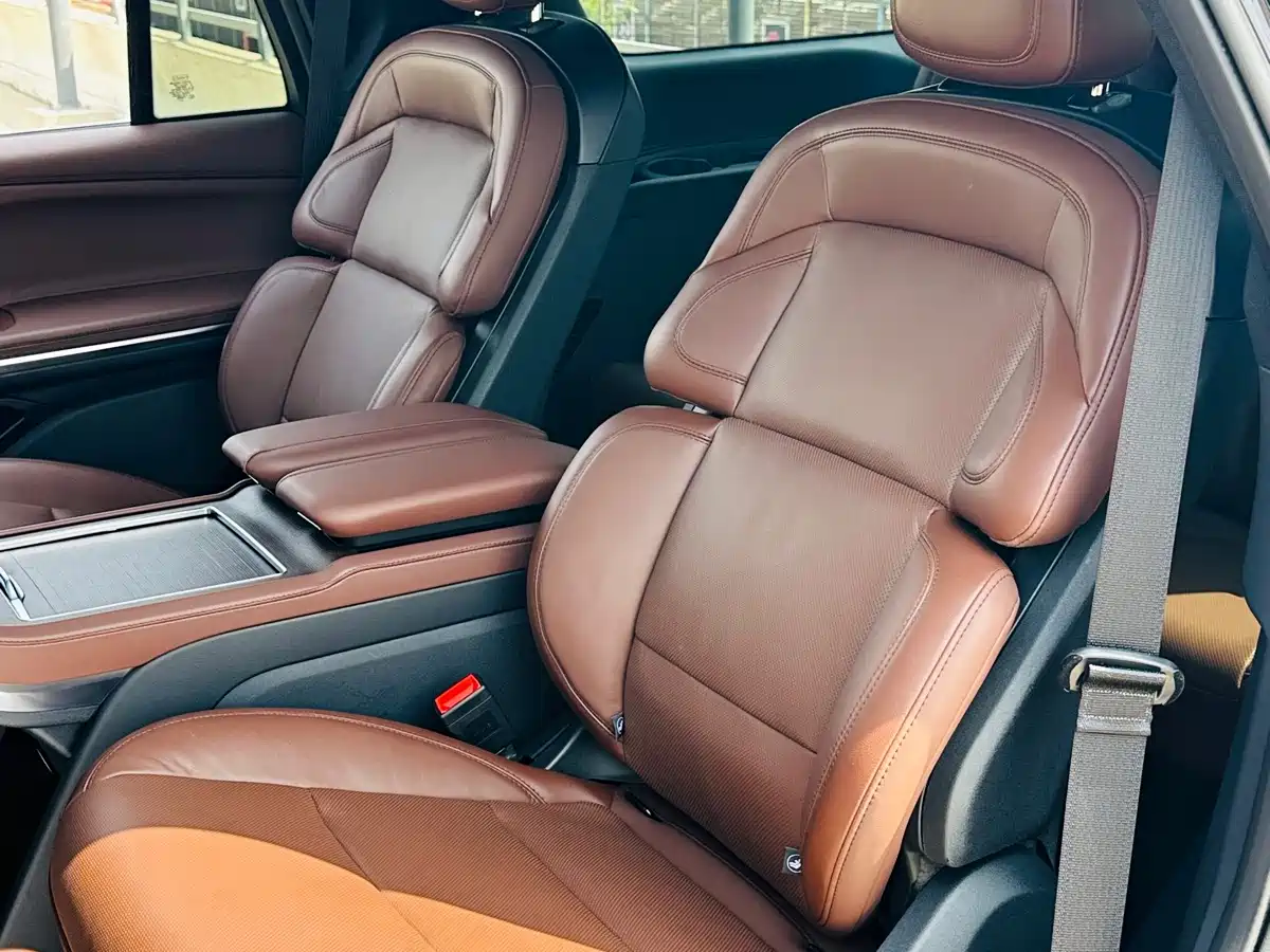 Фото 31 - Lincoln Navigator