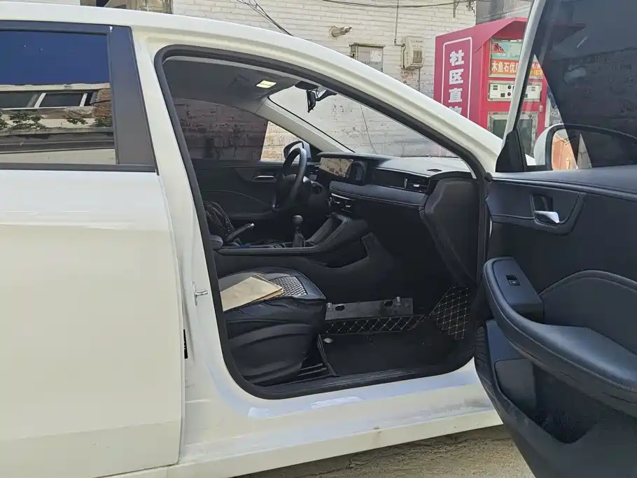 Фото 8 - Roewe i5