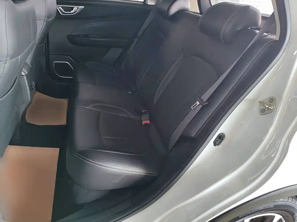 Фото 17 - Geely Vision X3