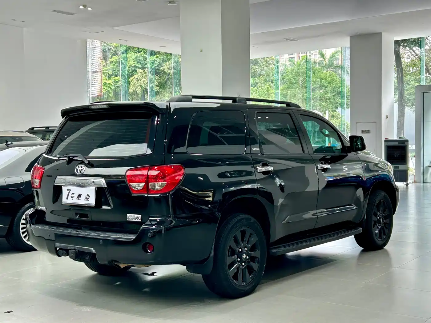 Toyota Sequoia 2010 5.7 Platinum Edition фото 16