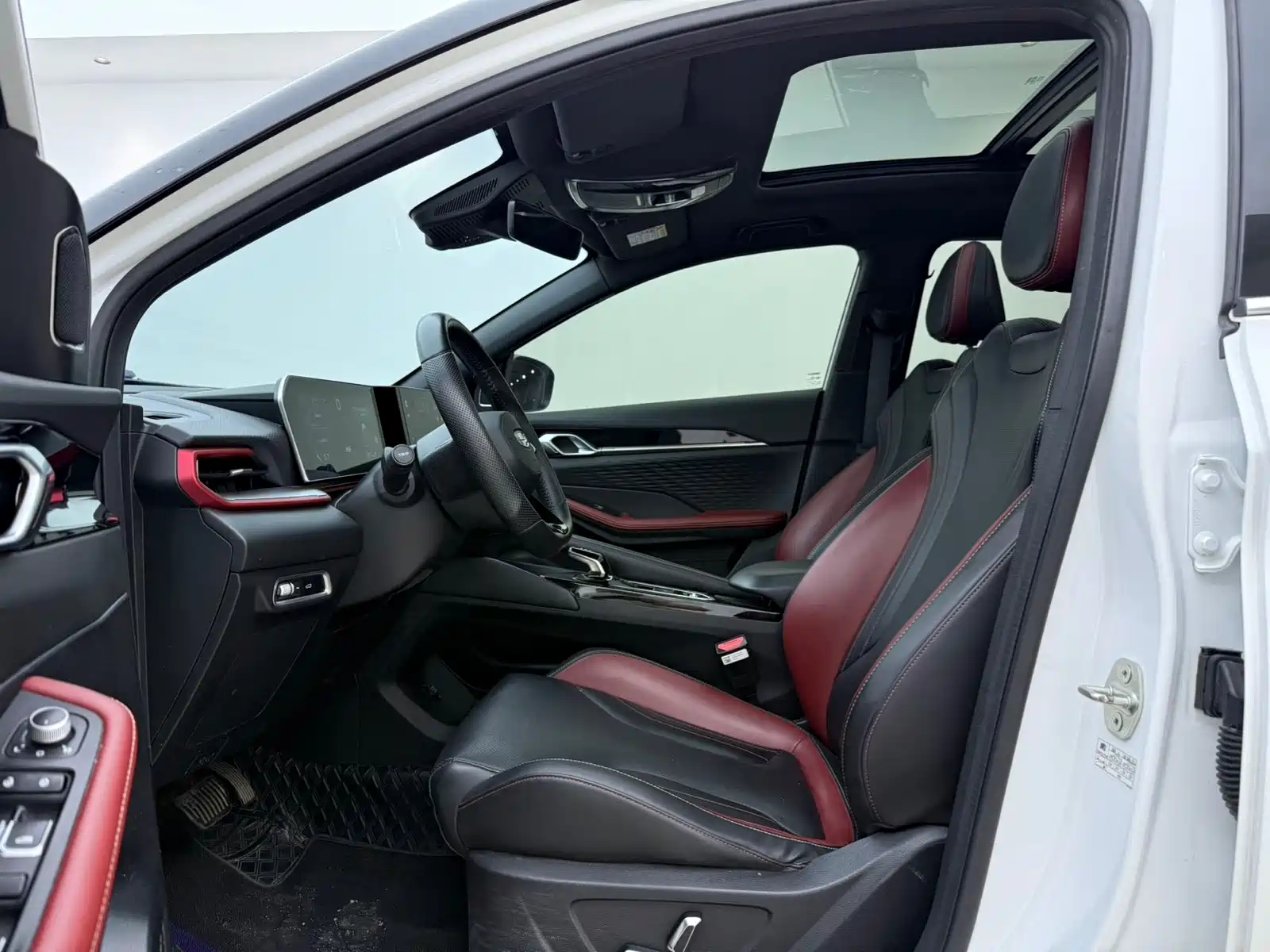 Фото 4 - Geely Coolray