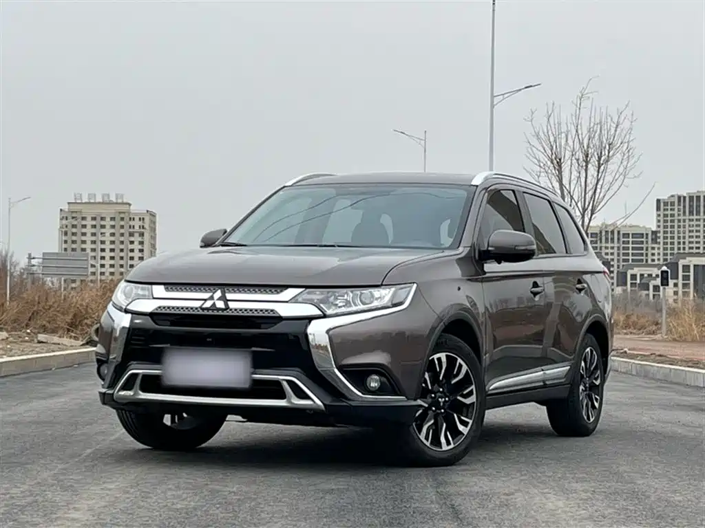 Mitsubishi Outlander 2020 2.0L 2WD Premium 5-seater фото 3