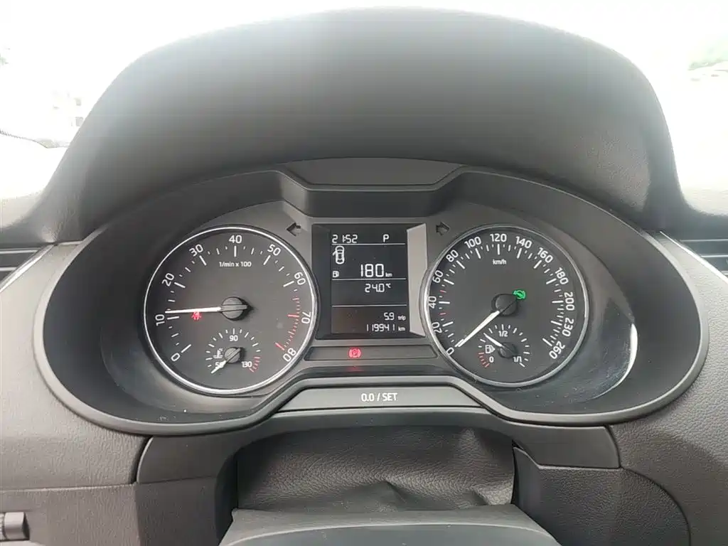 Škoda Octavia 2017 1.6L Automatic Pioneer Edition фото 12