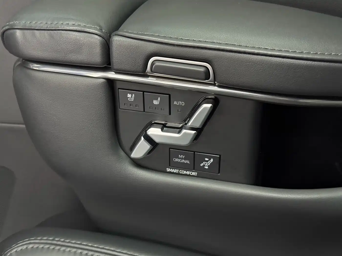 Toyota Vellfire 2024 Crown Hybrid 2.5L Executive Premium Edition фото 13