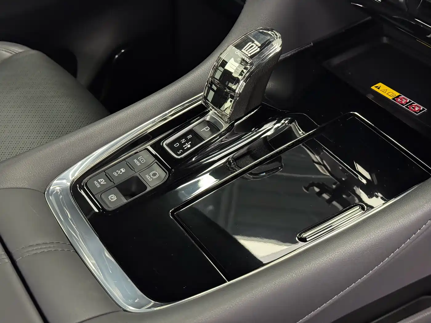 Toyota Vellfire 2024 Crown Hybrid 2.5L Executive Premium Edition фото 17