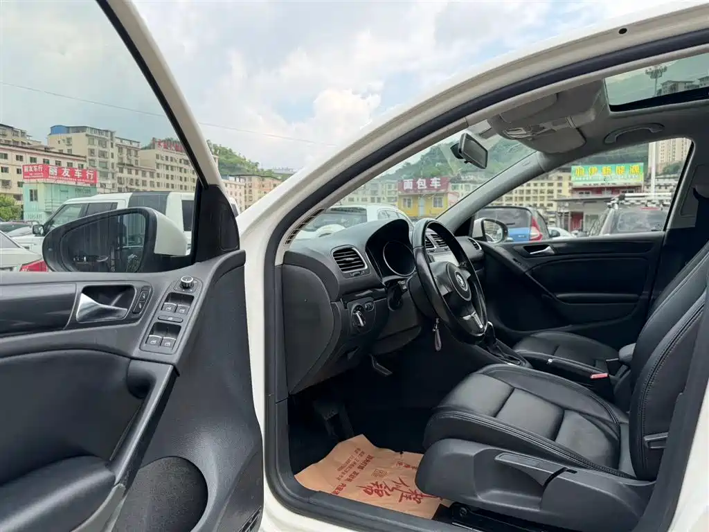 Volkswagen Golf 2012 1.6 Automatic Luxury Edition фото 4