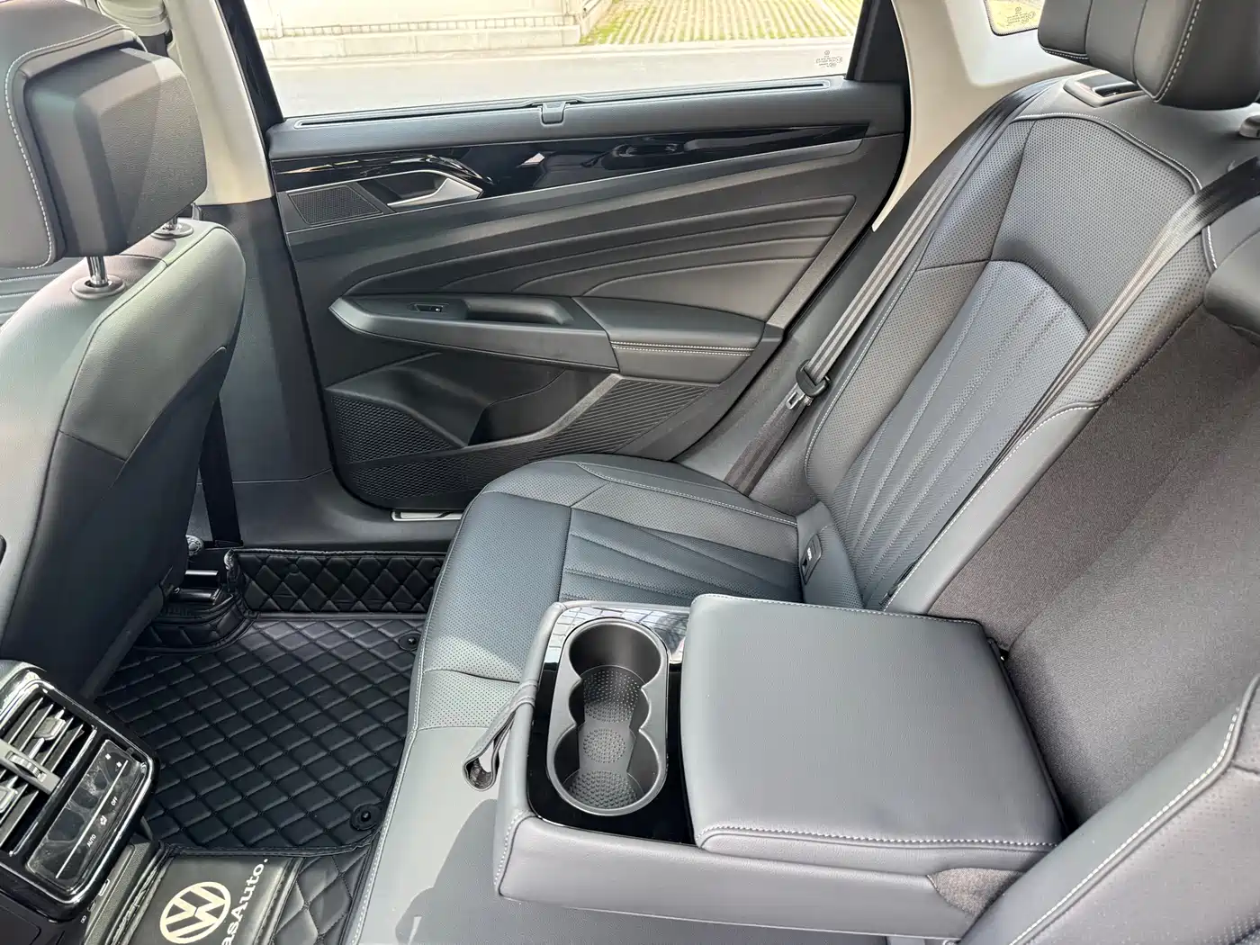 Volkswagen Passat 2025 Outstanding 380TSI Dragon Glory Edition фото 14