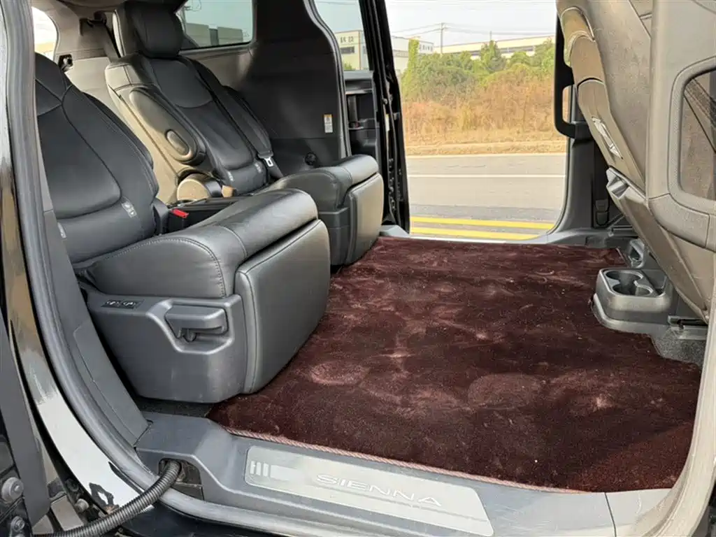 Toyota Sienna 2021 2.5L Hybrid Premium Edition фото 21
