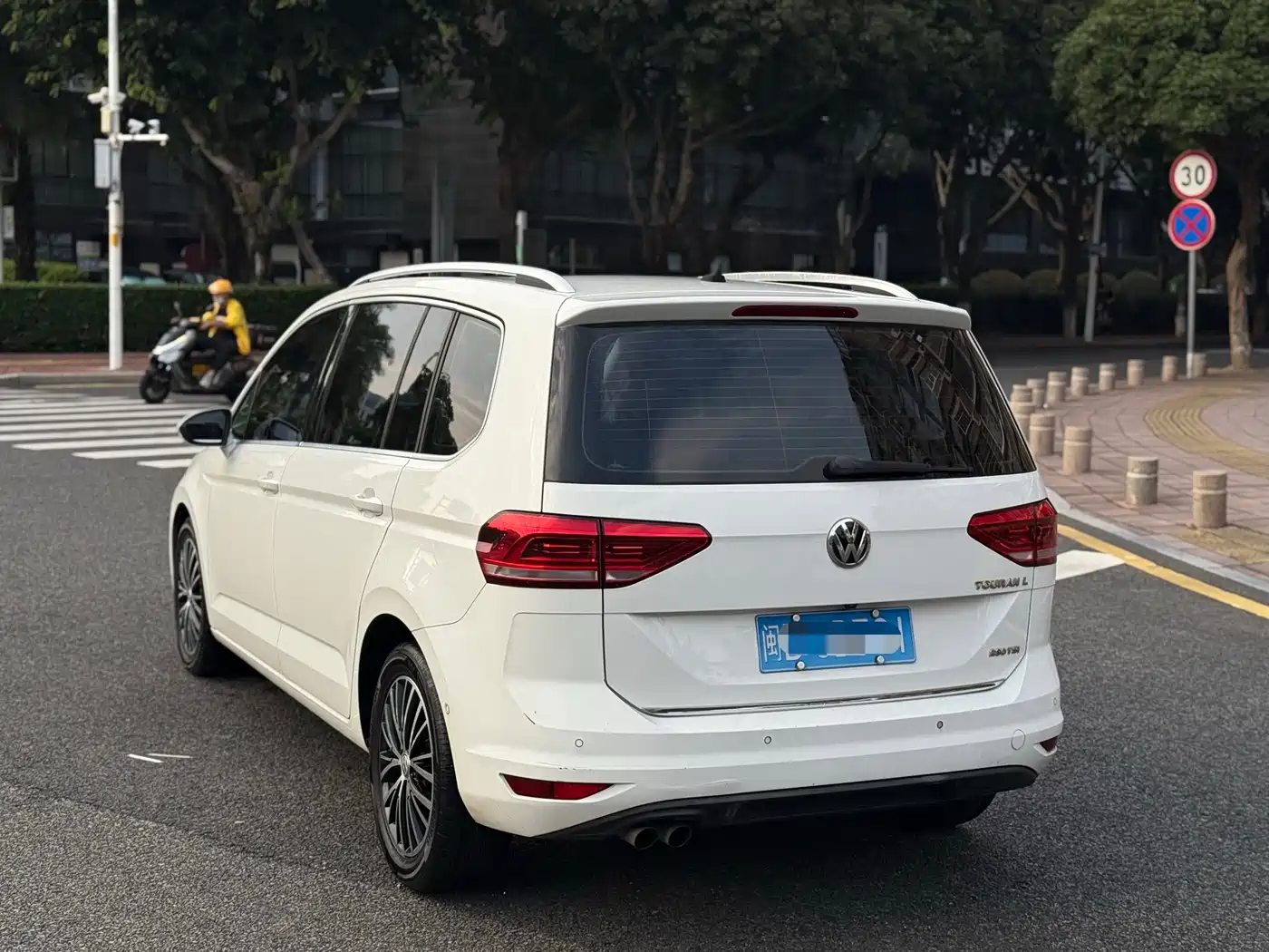 Volkswagen Touran 2016 Touran L 280TSI DSG Luxury фото 9