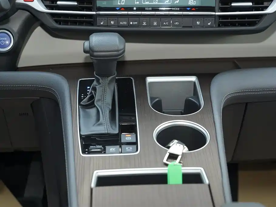 Toyota Sienna 2023 2.5L Hybrid Comfort Edition фото 7
