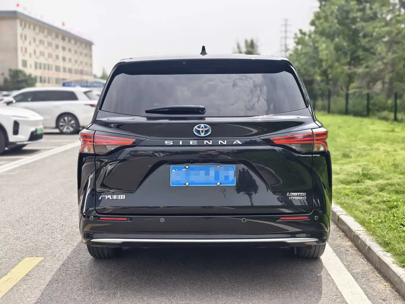 Toyota Sienna 2023 2.5L Hybrid Premium Edition фото 18