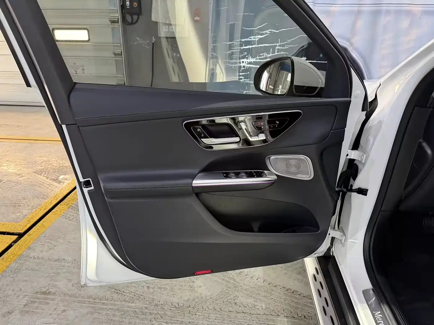 Mercedes-Benz GLC 2023 GLC 300 L 4MATIC Sport 5-Seater фото 6