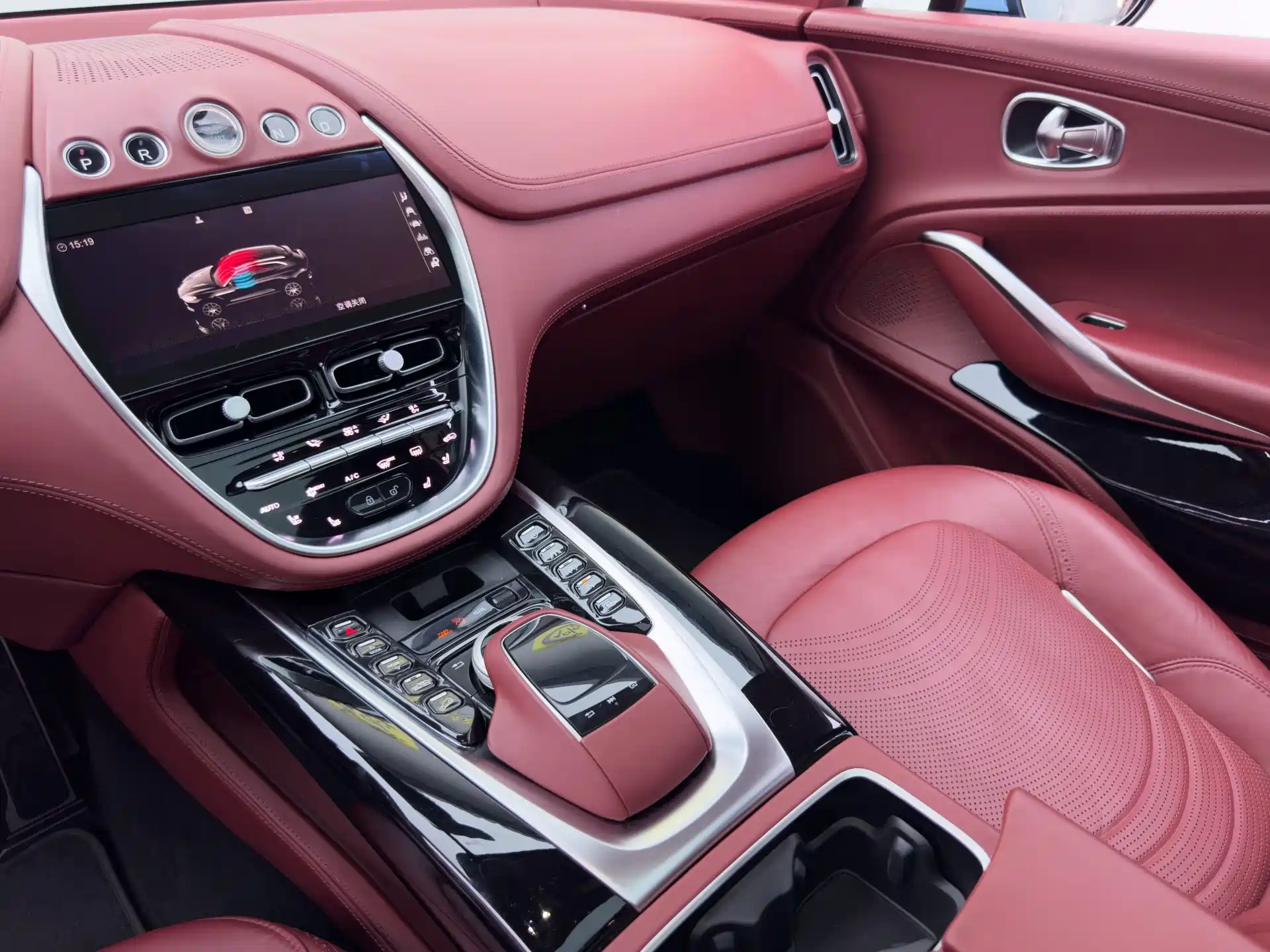 Фото 24 - Aston Martin DBX