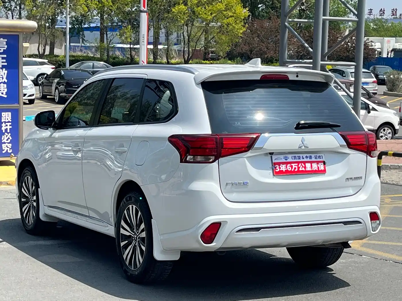 Mitsubishi Outlander 2021 Facelift 2.0L 2WD Premium Edition 5-Seater фото 4