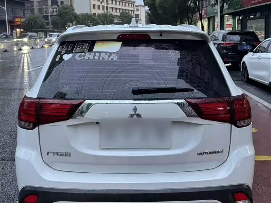 MITSUBISHI OUTLANDER