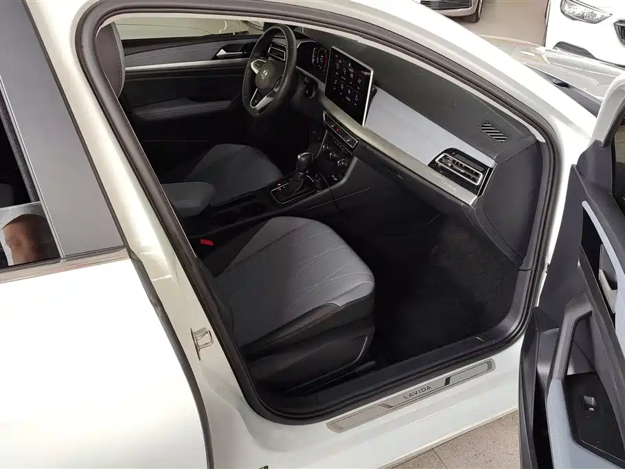 Volkswagen Lavida 2023 Facelift 1.5L Automatic 5 Million Edition фото 8