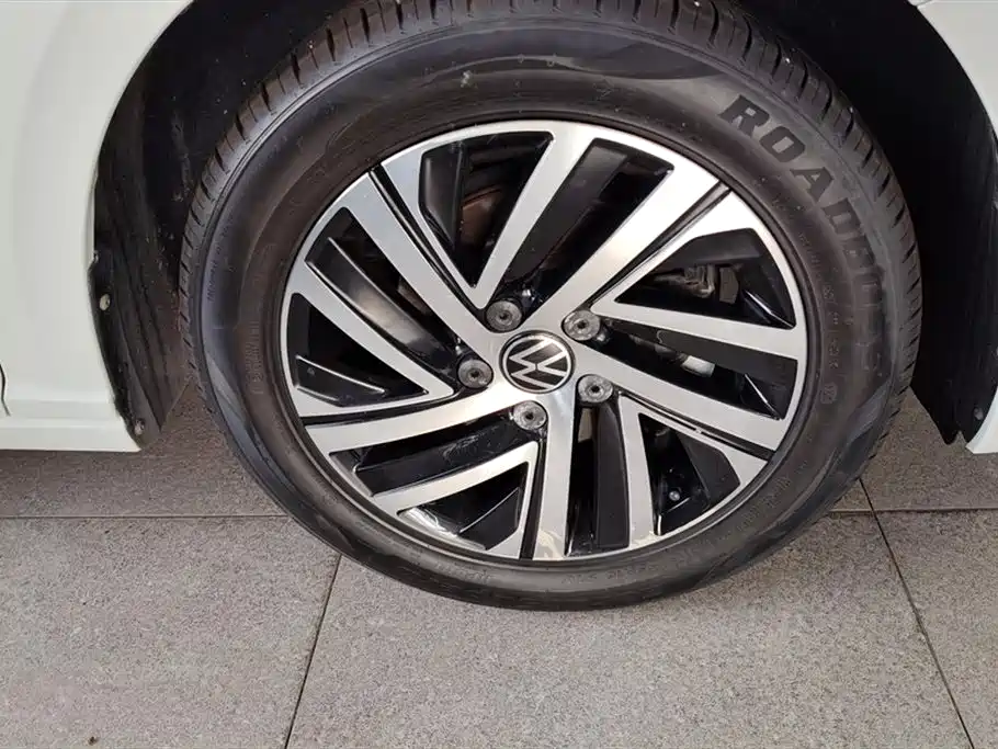 Volkswagen Lavida 2023 Facelift 1.5L Automatic 5 Million Edition фото 6