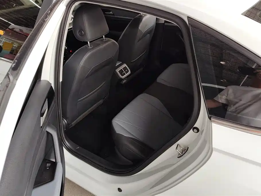 Volkswagen Lavida 2023 Facelift 1.5L Automatic 5 Million Edition фото 11