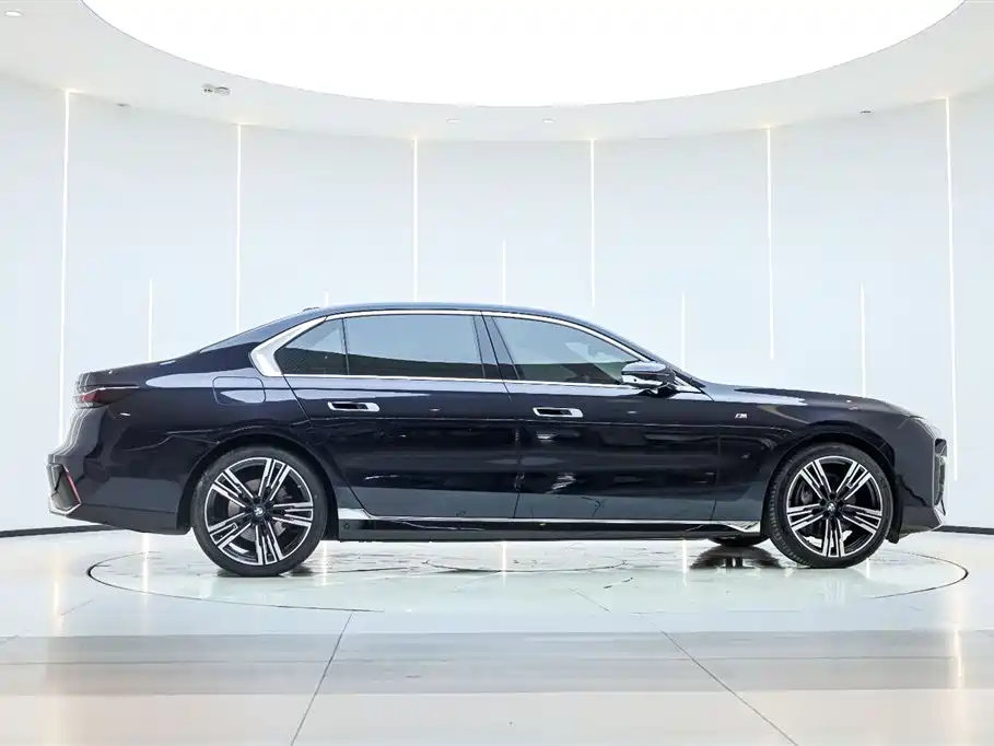 BMW 7 Series 2023 740Li Exclusive M Sport Package фото 4