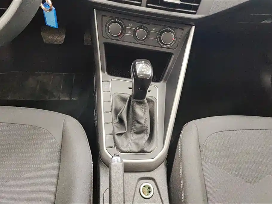 Volkswagen Polo 2019 Plus 1.5L Automatic Panorama Enjoyment Edition фото 16