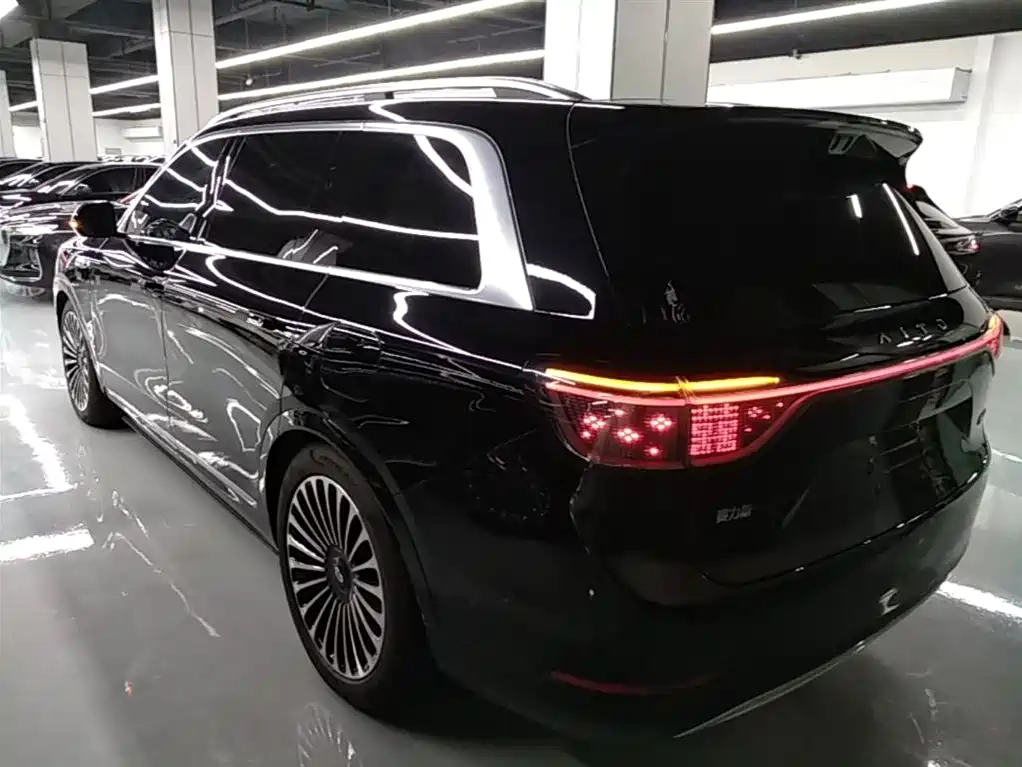 AITO Wenjie AITO M9 2025 Extended Range Ultra 52kWh 5-Seater фото 5