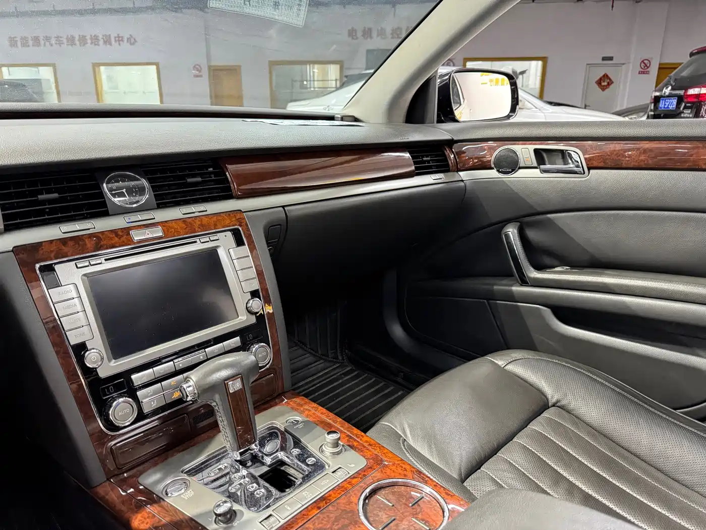 Volkswagen Phaeton 2011 2011 3.6L V6 5-Seater Extended Comfort