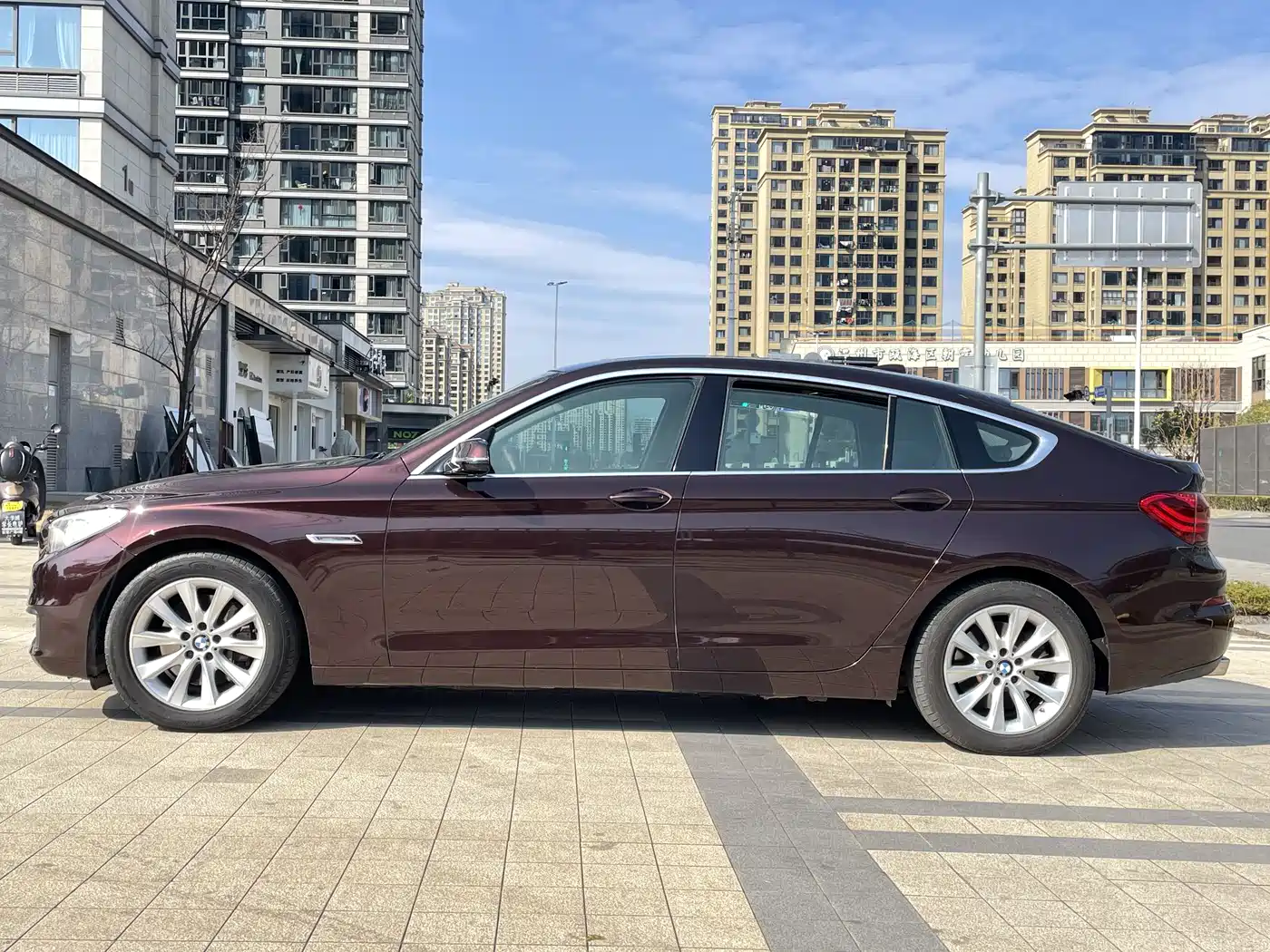 BMW 5 Series GT 2014 528i Leading фото 4