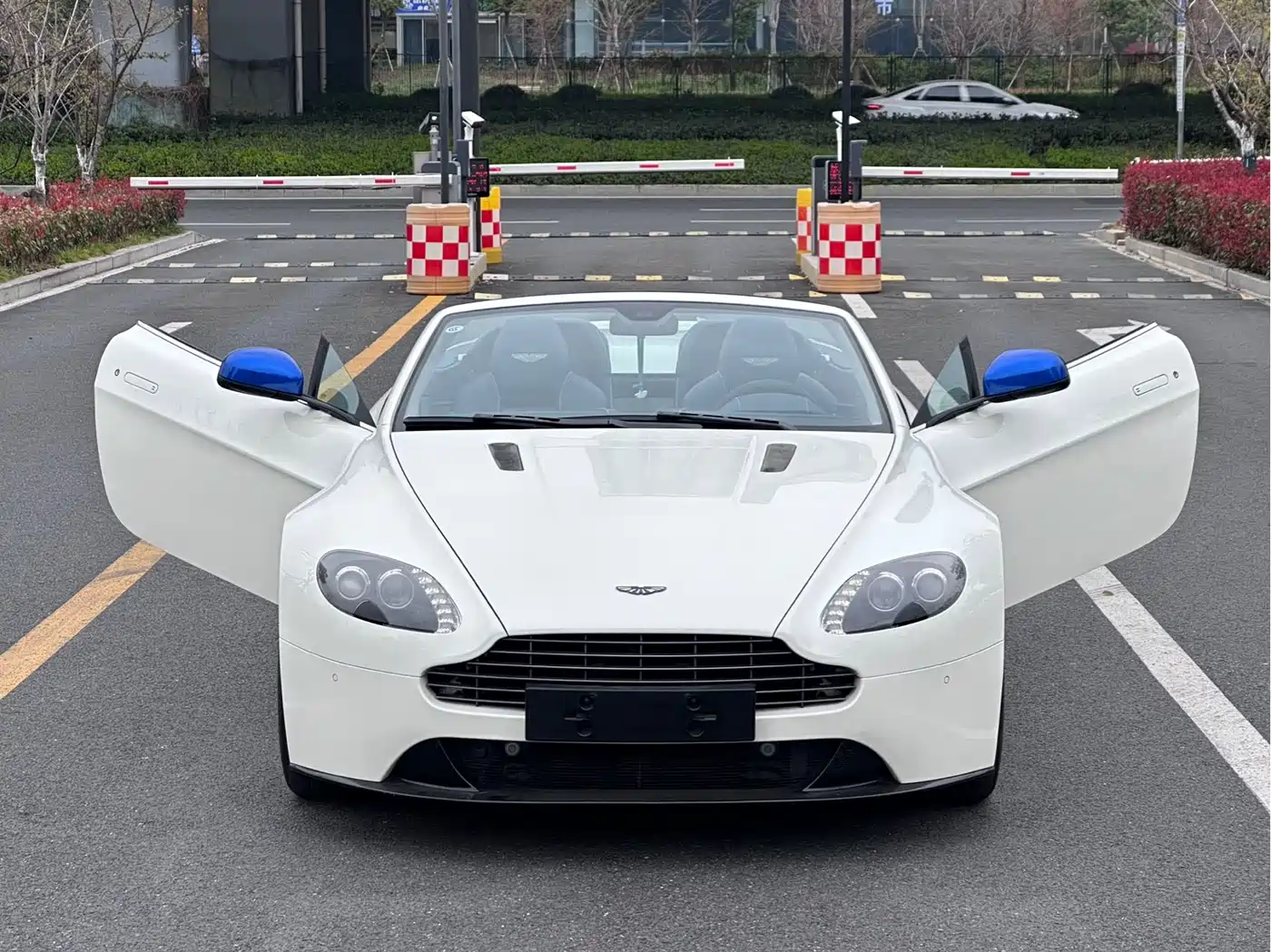 Aston Martin V8 Vantage 2017 4.7L S British Limited Convertible фото 2