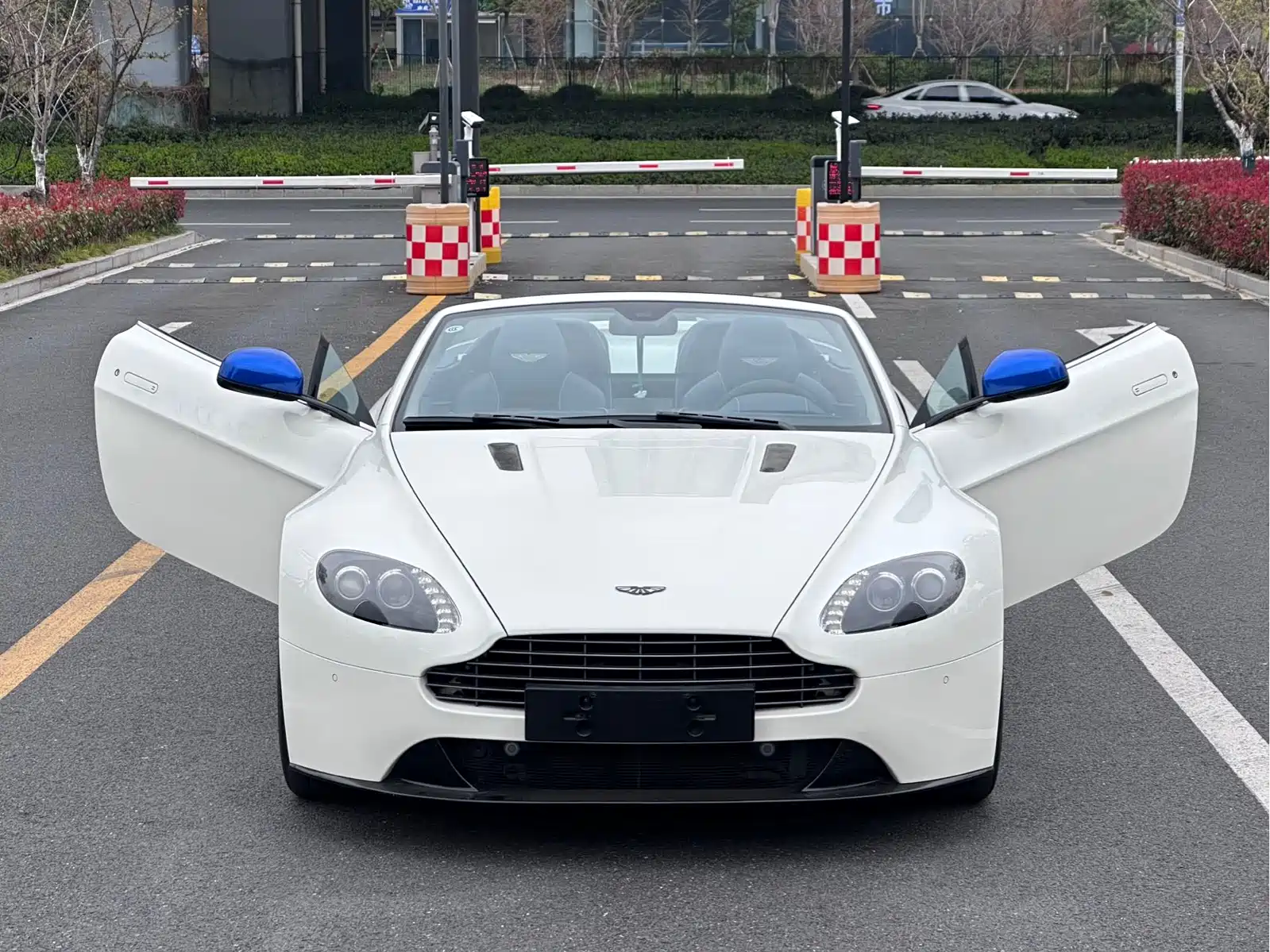 Photo 2 - Aston Martin Vantage