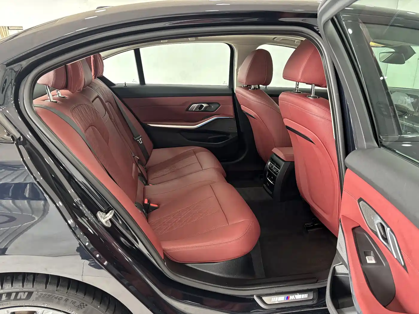 BMW 3 Series 2025 330Li M Sport Night Edition фото 24
