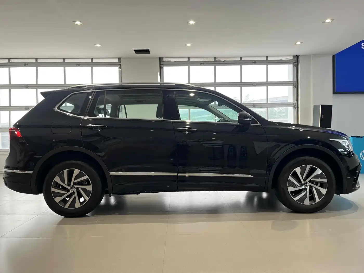 Volkswagen Tiguan L PHEV 2023 430PHEV Plug-in Hybrid Premium фото 12