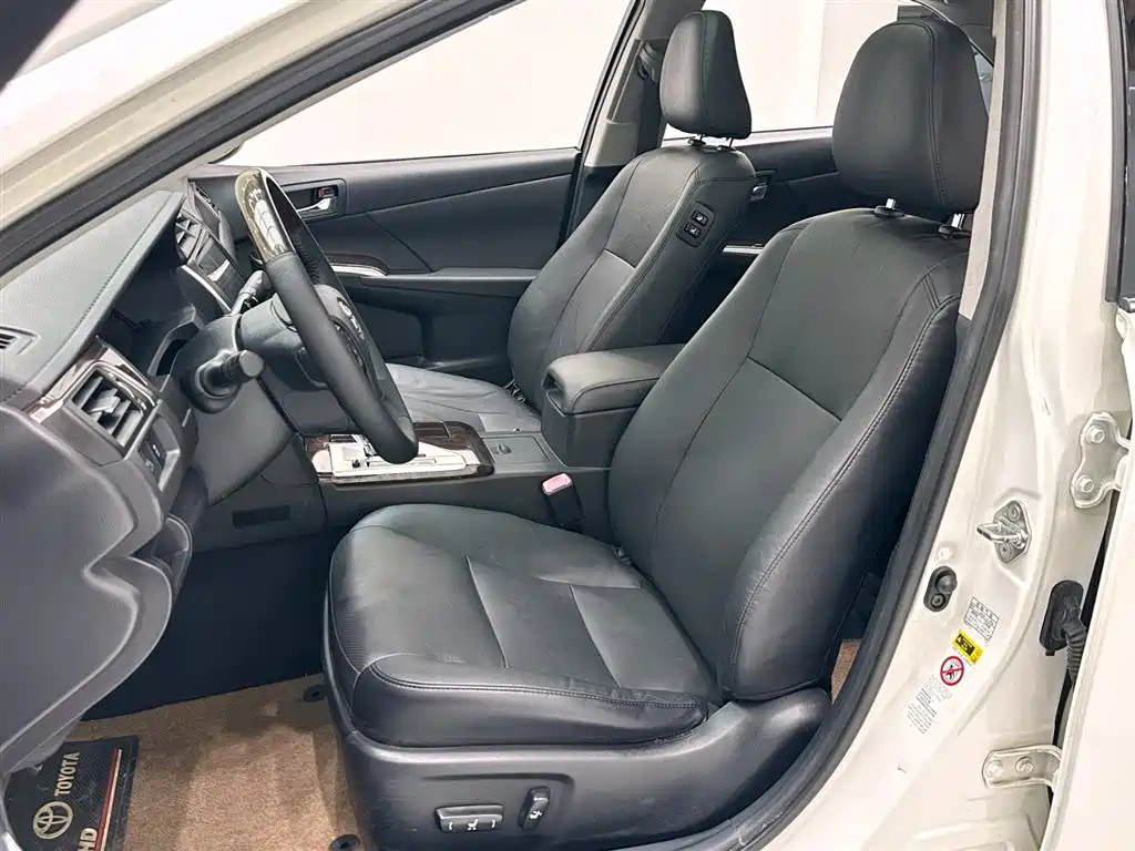 Toyota Camry 2015 2.0G Leading Edition фото 8