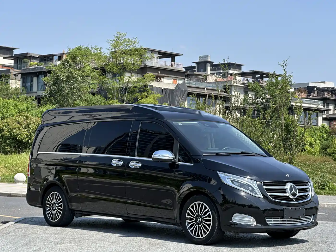 Mercedes-Benz V-Class 2017 Model V 260 L Premium Extended Edition фото 3