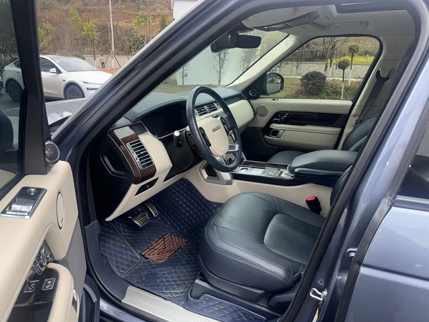 Land Rover Range Rover 2020 3.0 L6 Heritage Edition фото 9