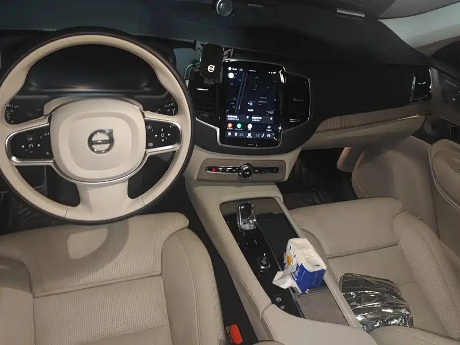 Фото 12 - Volvo XC90