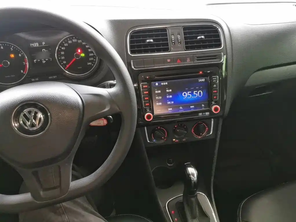 Volkswagen Polo 2014 1.6L Automatic Comfort Edition фото 10